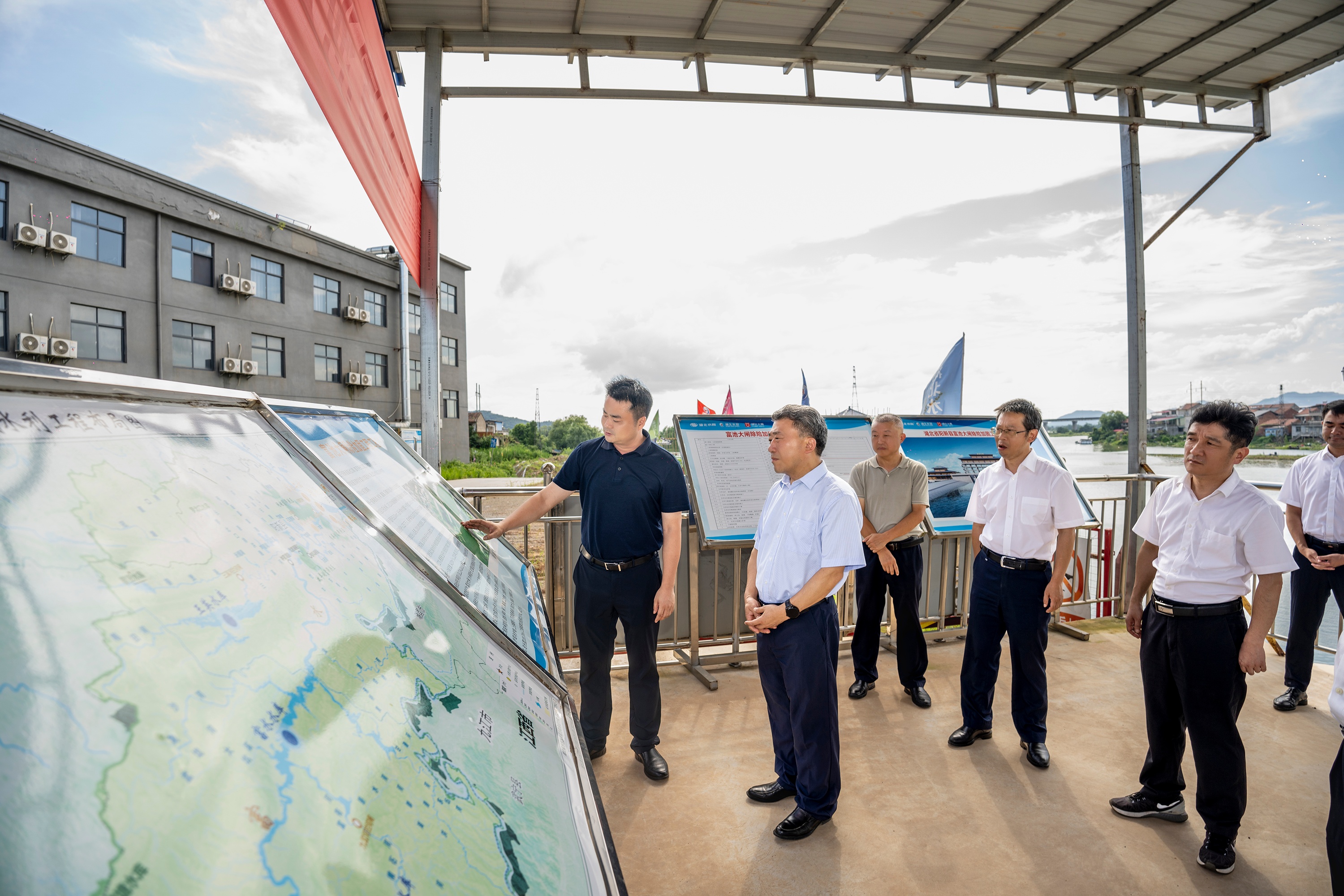 富池大闸,现场督导检查富池长江河道堤防管理段防汛情况 (2).jpg
